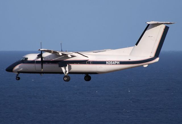 de Havilland Dash 8-200 (N354PH)