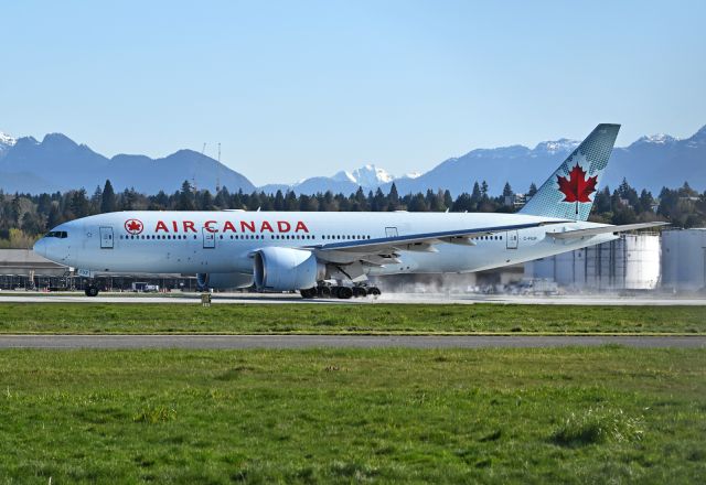 Boeing 777-200 (C-FIUF)