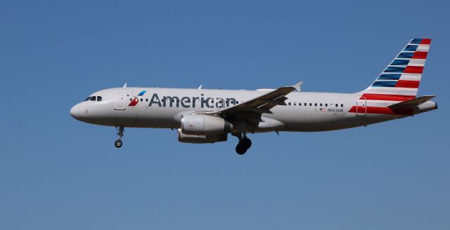 Airbus A320 (N663AW) - On final is this 2001 American Airlines Airbus A320-232 in the Winter of 2021.