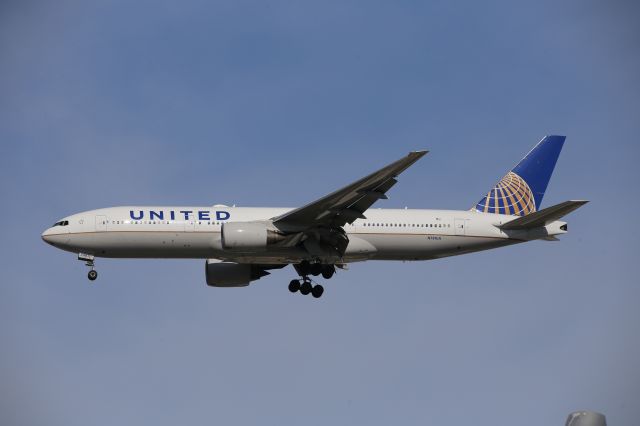 Boeing 777-200 (N781UA)