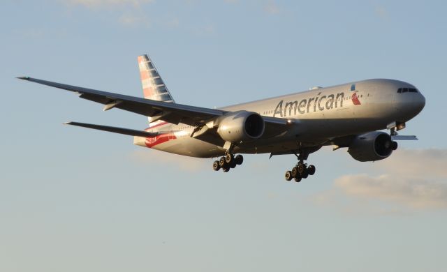 Boeing 777-200 (N768AA)