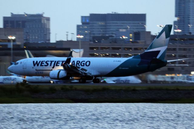 Boeing 737-800 (C-FJWS)