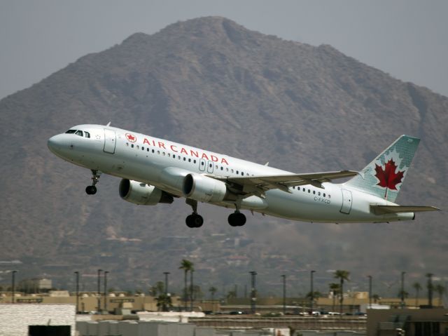 Airbus A320 (C-FXCD) - Take off on a very hot day.