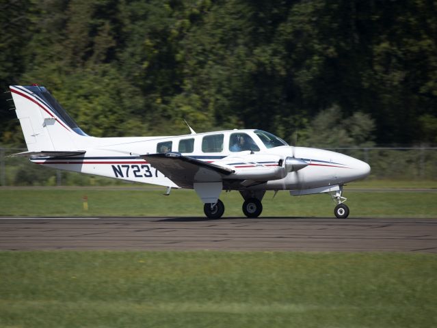 Beechcraft Baron (58) (N7237X) - Take off runway 08.