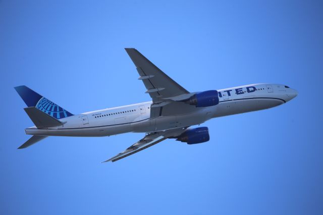 Boeing 777-200 (N213UA)