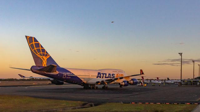 Boeing 747-400 (N464MC)