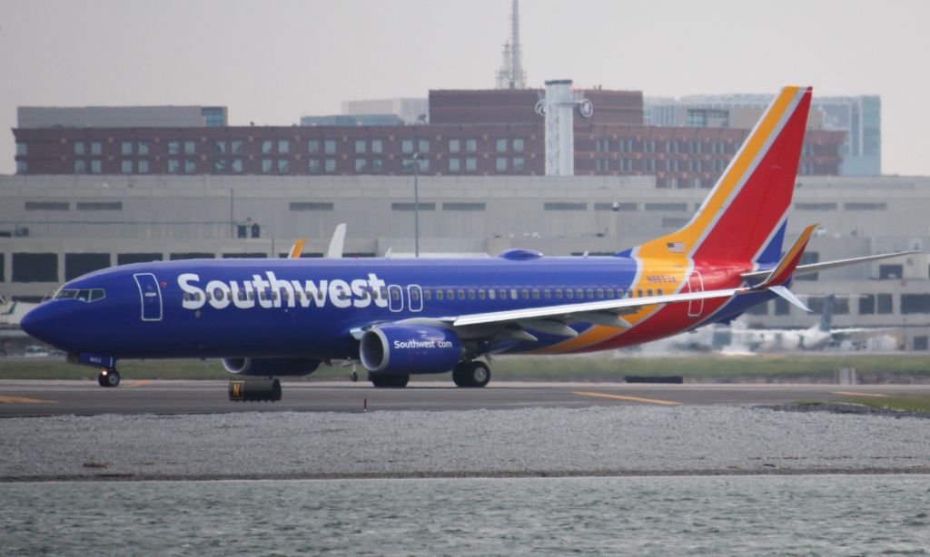 Boeing 737-800 (N8653A)