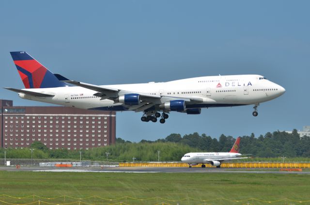 Boeing 747-400 (N673US)