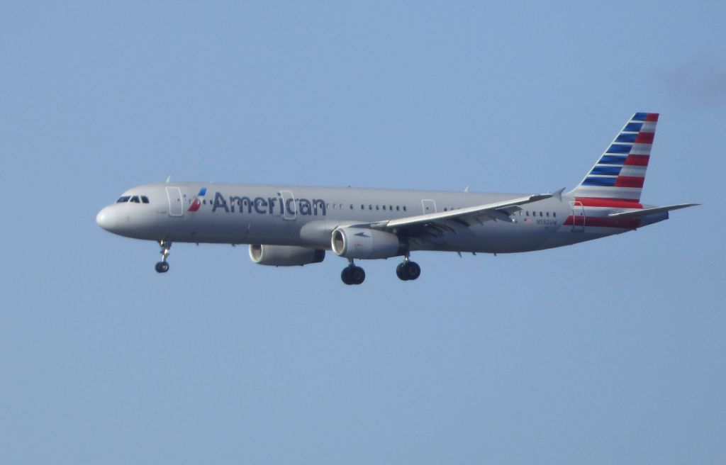 Airbus A321 (N582UW) - Shown here is an American Airline Airbus A321 a moment until it lands in the Autumn of 2017.