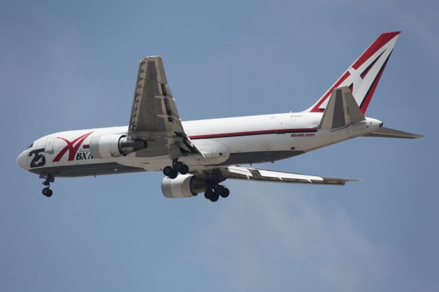 BOEING 767-200 (N792AX) - ON FINAL