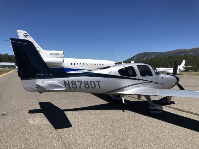 Cirrus SR22 Turbo (N878DT)