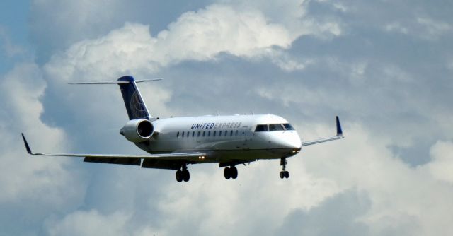 Canadair Regional Jet CRJ-200 (N652BR) - On short final is this 2000 United Express Canadair Regional Jet 200LR from the Spring of 2022.