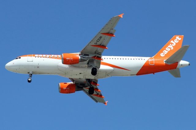 Airbus A320 (G-EZUN) - 22/02/2019; Flight from Berlin on landing path to runway 30.