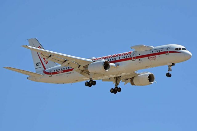 Boeing 757-200 (N757HW) - Honeywell Boeing 757-225 N757HW flew from Phoenix Sky Harbor to St. Louis and back on April 2, 2019. 
