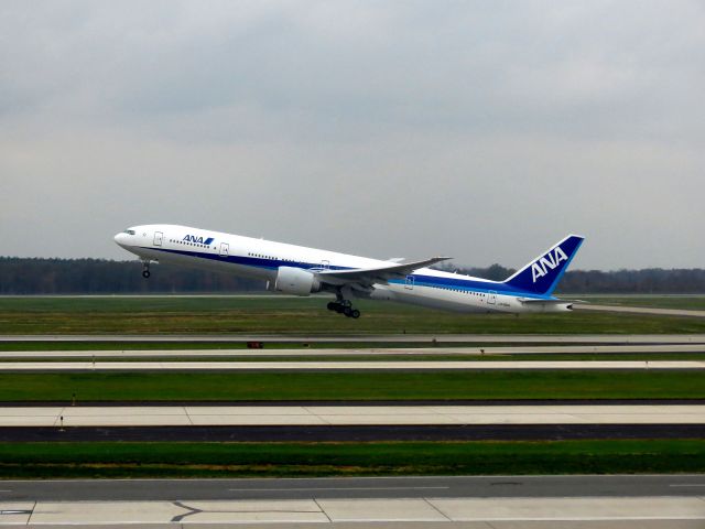 BOEING 777-300ER (JA782A)