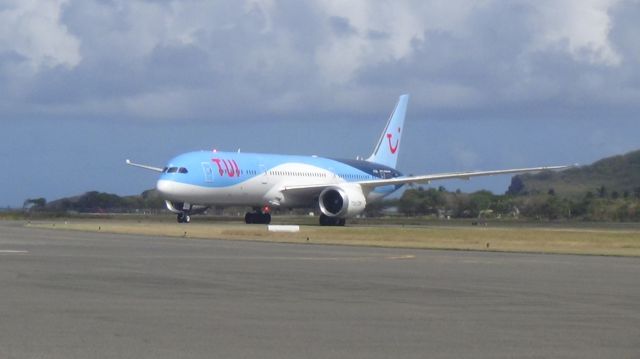 Boeing 787-9 Dreamliner (G-TUIL)