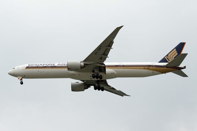 BOEING 777-300 (9V-SWT)