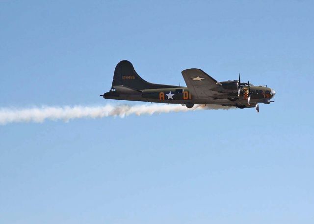 Boeing B-17 Flying Fortress (G-BEDF) - Dernier passage Sally B meeting Noirmoutier (France)