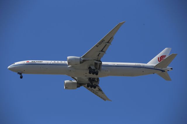 BOEING 777-300ER (B-2090)