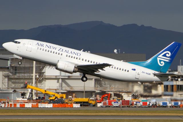 BOEING 737-300 (ZK-NGR)