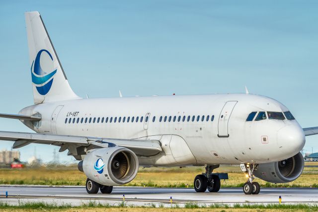 Airbus A319 (LY-VET)