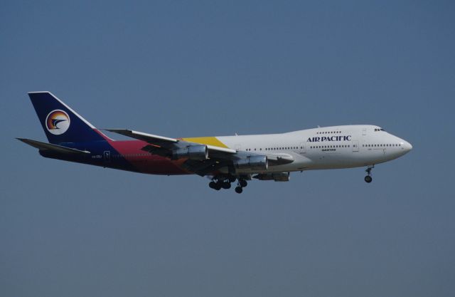 Boeing 747-200 (VH-EBJ) - Final Approach to Narita Intl Airport Rwy16 on 1990/03/11