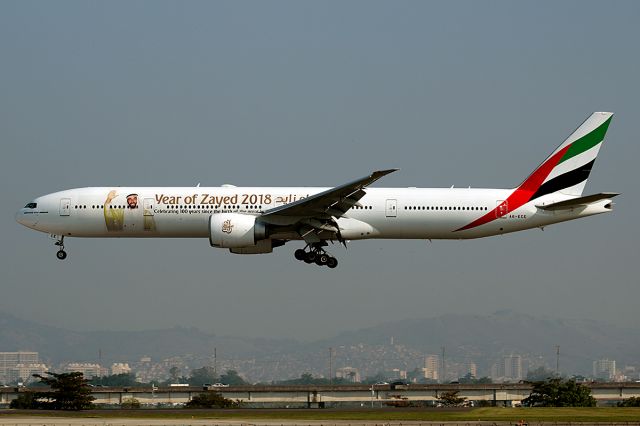 Boeing 777-200 (A6-ECE)