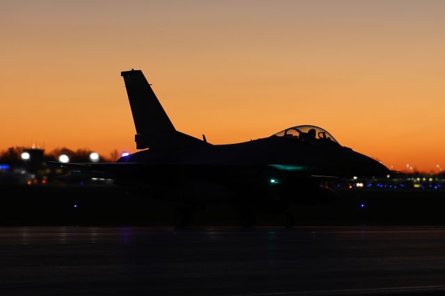 Lockheed F-16 Fighting Falcon (89-2045) - Here’s another low-light shot of a Lockheed Martin F-16CM of the 112th FS, 180th FW, OH ANG, just after sunset just before departing for some nighttime ops.