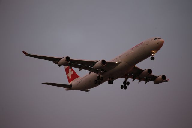 Airbus A340-300 (HB-JMM)