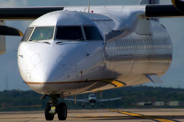 de Havilland Dash 8-400 (N202WQ)