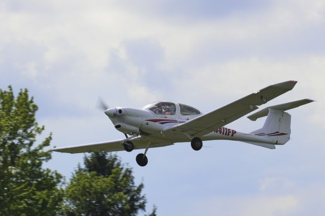 Diamond Star (N411FP) - Taking off from a touch and go.