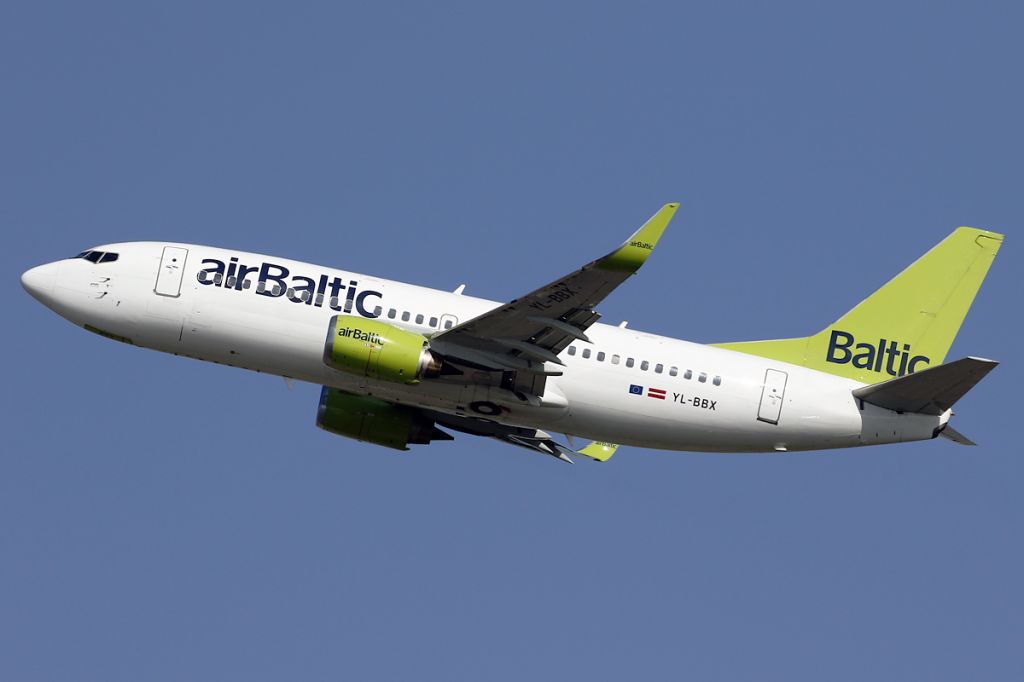 BOEING 737-300 (YL-BBX)