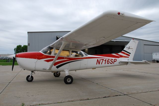 Cessna Skyhawk (N716SP) - In her newest paint scheme just before I flew her on my anniversary flight. 23 years as a pilot. May 31,2020.