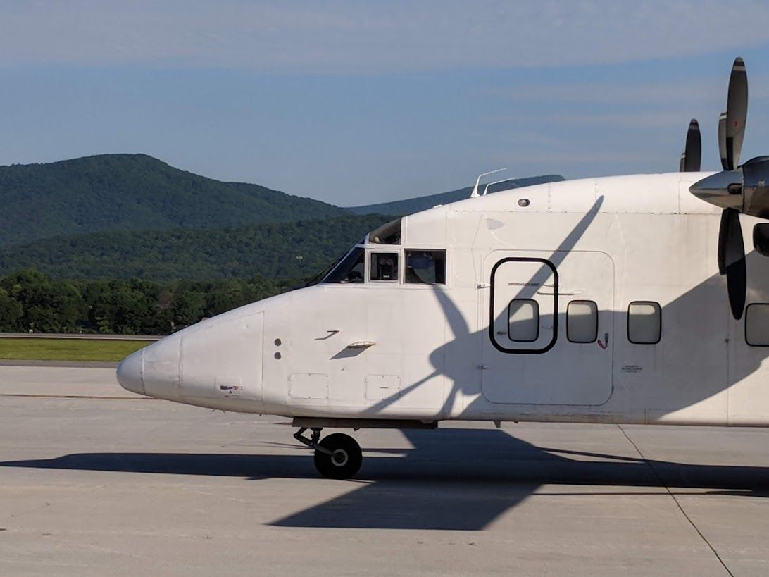 Short SD3-60 (N427PE) - Readying the aircraft for departure.