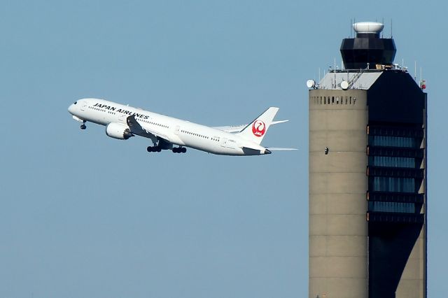 Boeing 787-8 (JA861J) - Japanair 7 departing to Tokyo on 33L