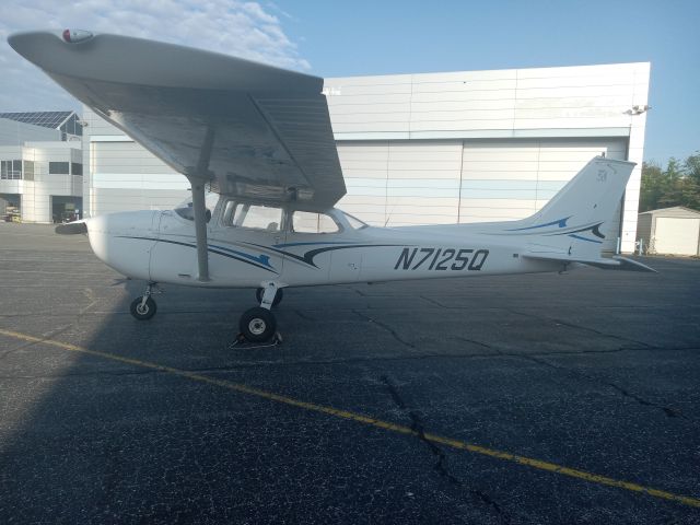 Cessna Skyhawk (N7125Q) - 7125Q @KINT