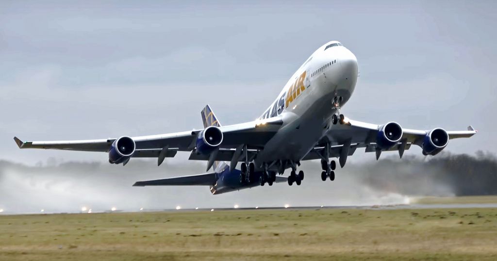 N464MC — - Taking off from a wet runway.