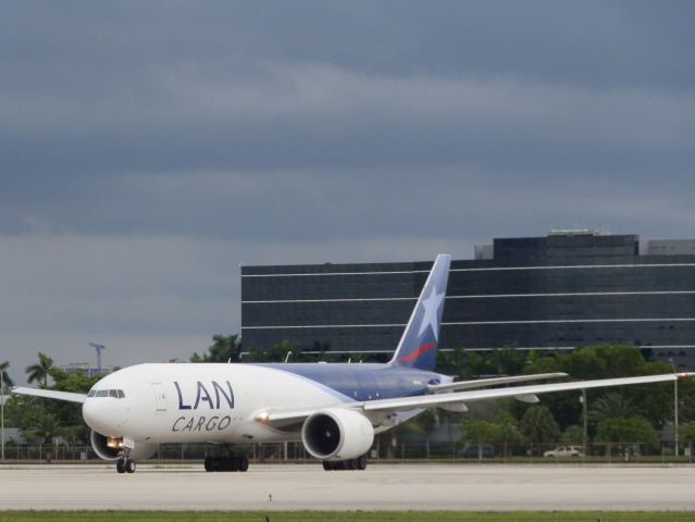 BOEING 777-200LR (N774LA)