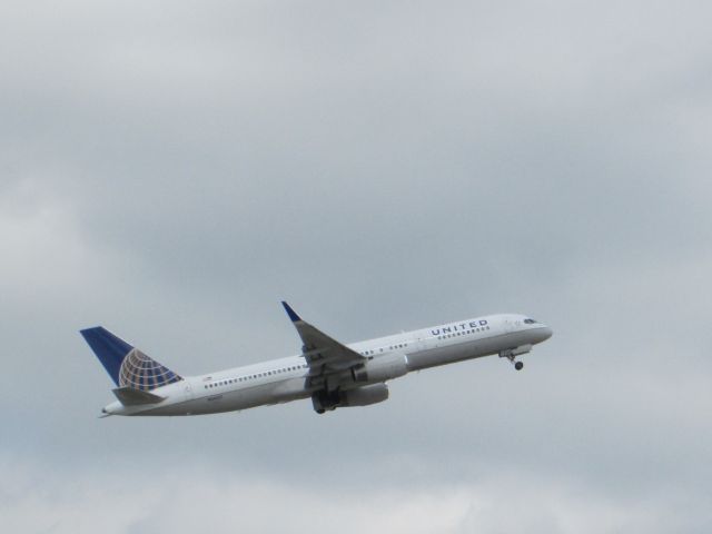 Boeing 757-200 (N24137)