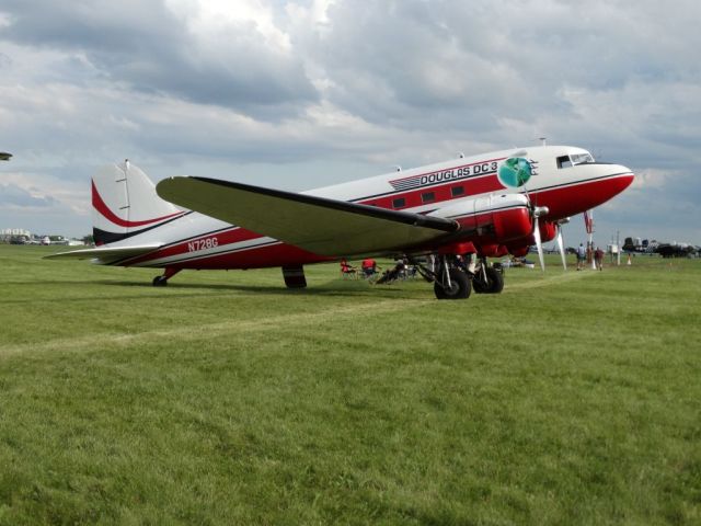 Douglas DC-3 (N728G)