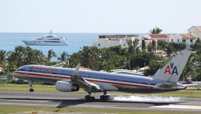 BOEING 767-300 (N656AA)