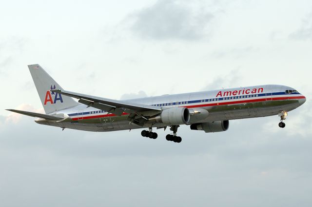 BOEING 767-300 (N349AN)