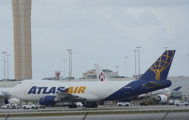 Boeing 747-400 (N496MC)