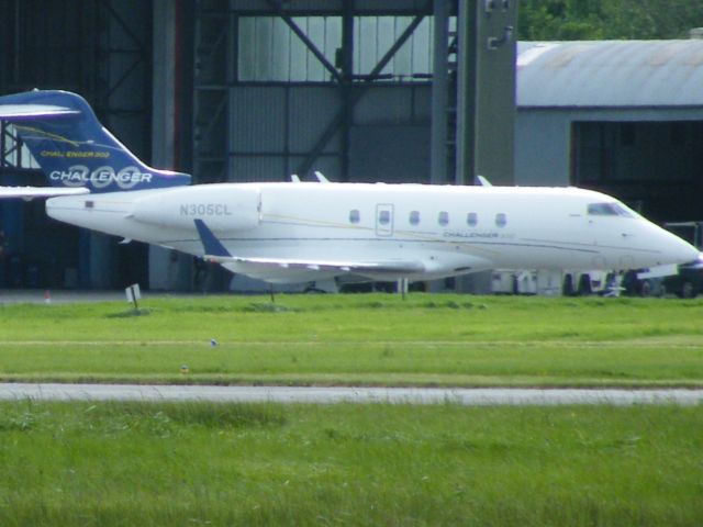 Bombardier Challenger 300 (N305CL) - N305CL CL 300 AT EINN 12-05-2011