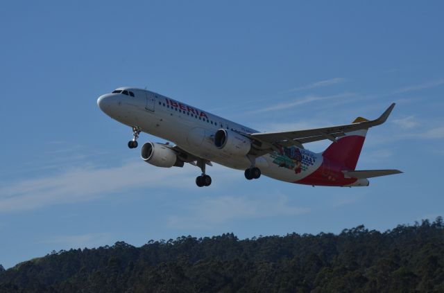 Airbus A320 (EC-MCS) - EC-MCS Conmemorativo de los 75 Años de Iberia volando a Puerto Rico despegando de Vigo (LEVX/VGO) con destino a Barajas (LEMD/MAD)