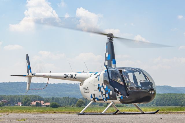 Robinson R-44 (OK-HLZ)