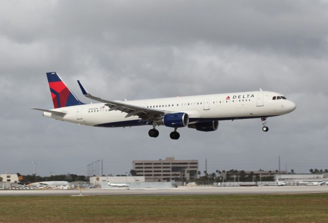 Airbus A321 (N380DN)