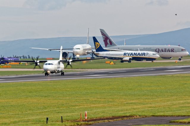 ATR ATR-72 (EI-FMK) - The little and large of air transport.  Aer Lingus ATR72 departs to Cork with Qatar and Singapore wide bodies waiting in turn.