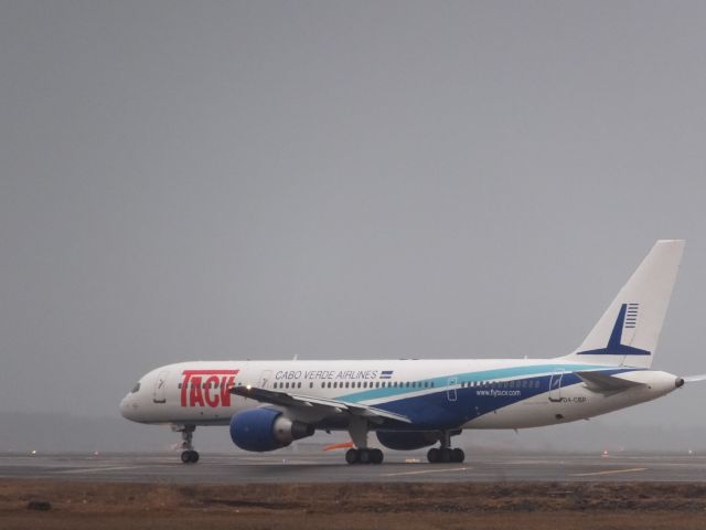 Boeing 757-200 (D4-CBP)