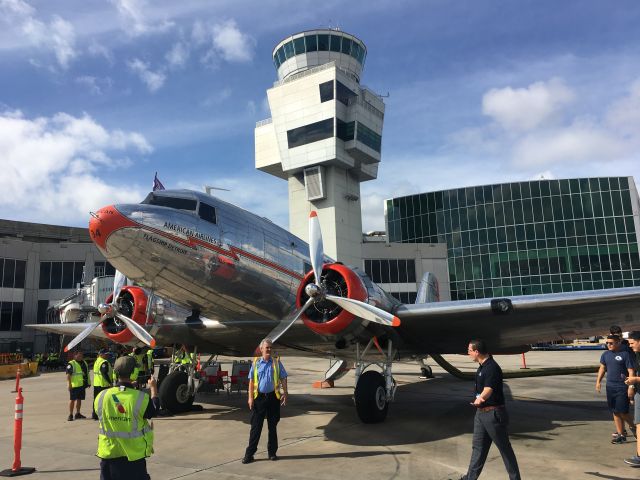 Douglas DC-3 (N17334)